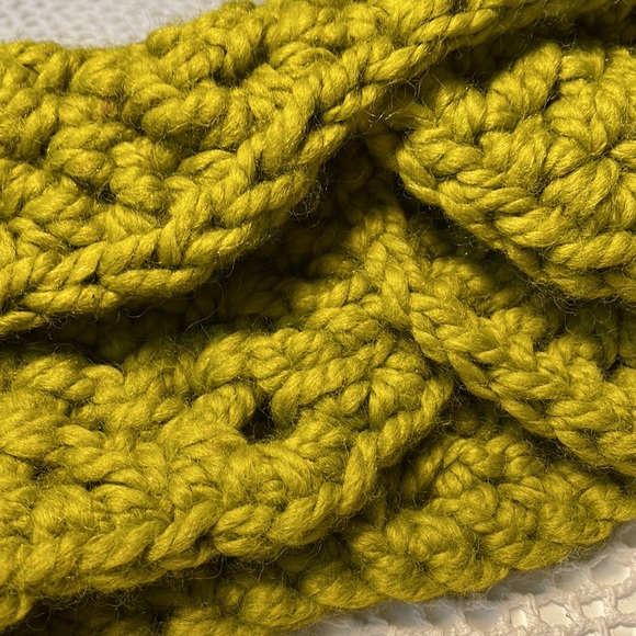 Handcrafted loopy knit neck warmer - Picture 2 of 4